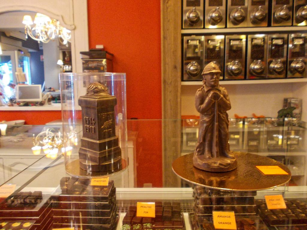 Poilu de Verdun et borne de la Voie Sacrée en chocolat dans la boutique Terra Chocolata de Verdun 55100